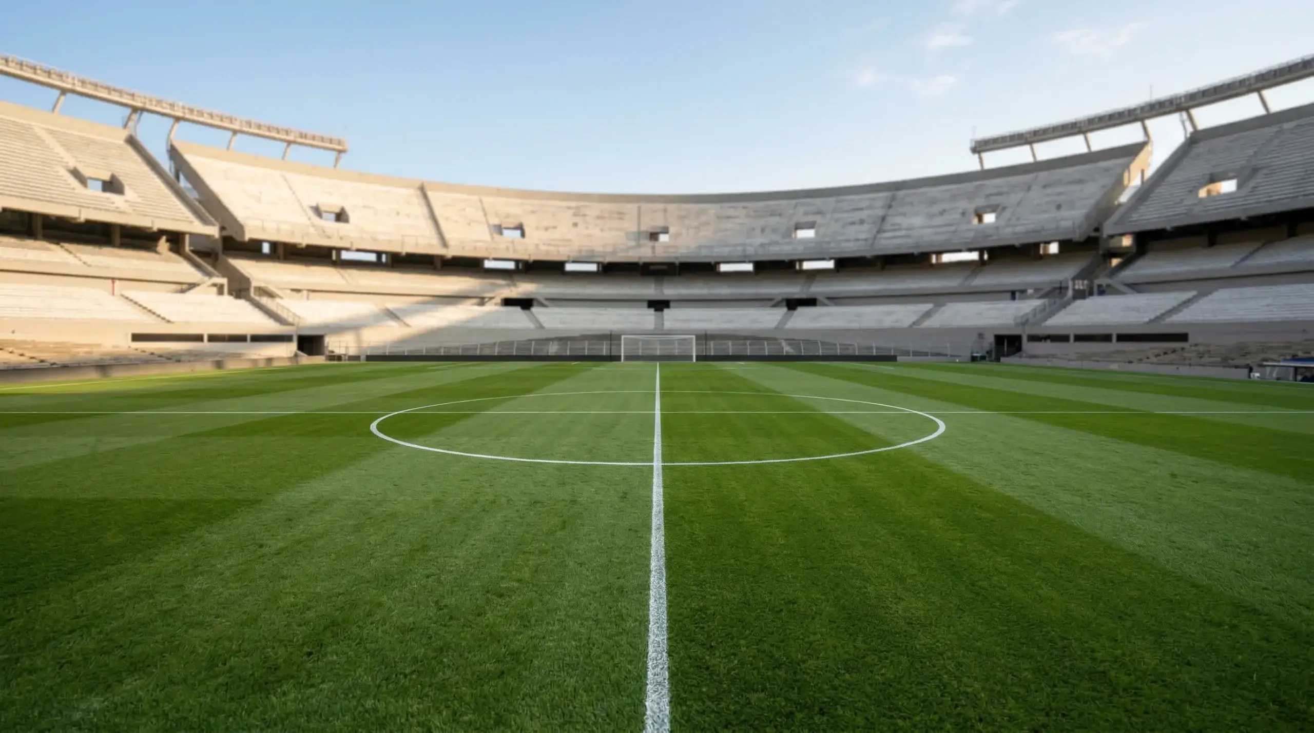 Cancha de fútbol profesional argentina con el césped recién cortado antes del inicio de un nuevo torneo